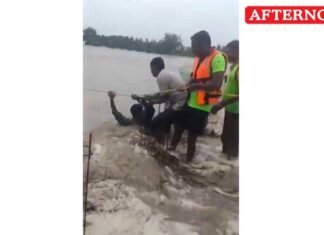 Firefighters rescue 9 persons trapped in the middle of Vellar